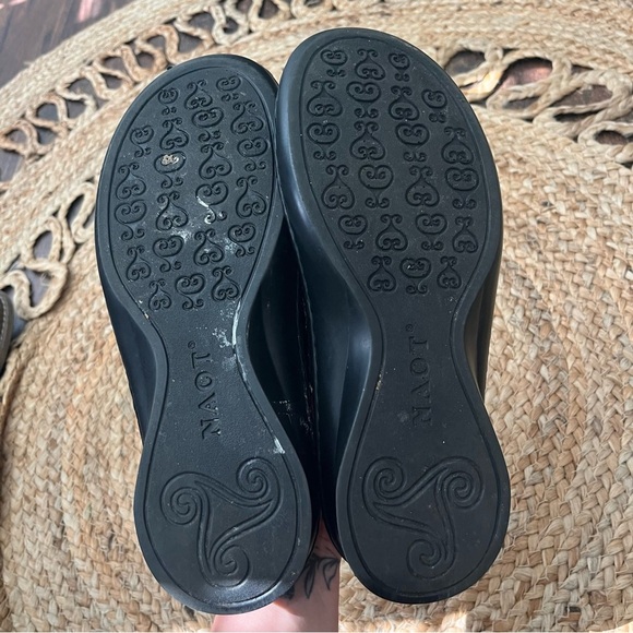 OOFOS sandals - men’s 6 women’s 8 - Picture 3 of 6